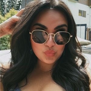 Meet your Posher, Phoenix